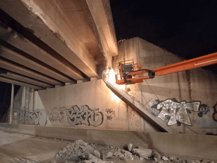 Des travaux ont été effectués cette nuit sur le pont endommagé à Farciennes qui surplombe la route de la Basse Sambre