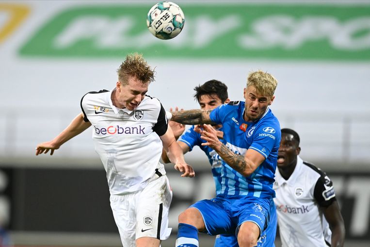Genk-speler Kristian Thorstvedt kopt de bal naar het Gentse doel, Niklas Dorsch verdedigt. Beeld Photo News