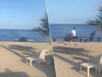 KIJK. Speedboot met tientallen migranten meert aan tussen verbijsterde toeristen op idyllisch Spaans strand