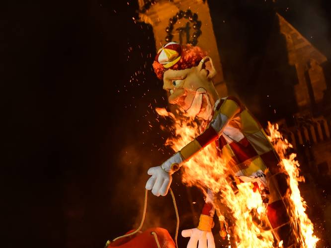 IN BEELD: Carnaval Aalst: prins De Meyst steekt de pop in brand, keizer Kamiel weerklinkt door boxen met ‘Doeme Voesj?!’