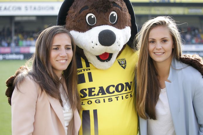 Vanity Lewerissa en Lieke Martens in 2017 na het winnen van het EK in eigen land.