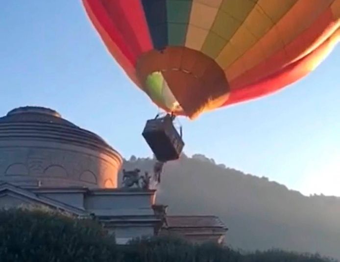 Luchtballon vliegt tegen tempel