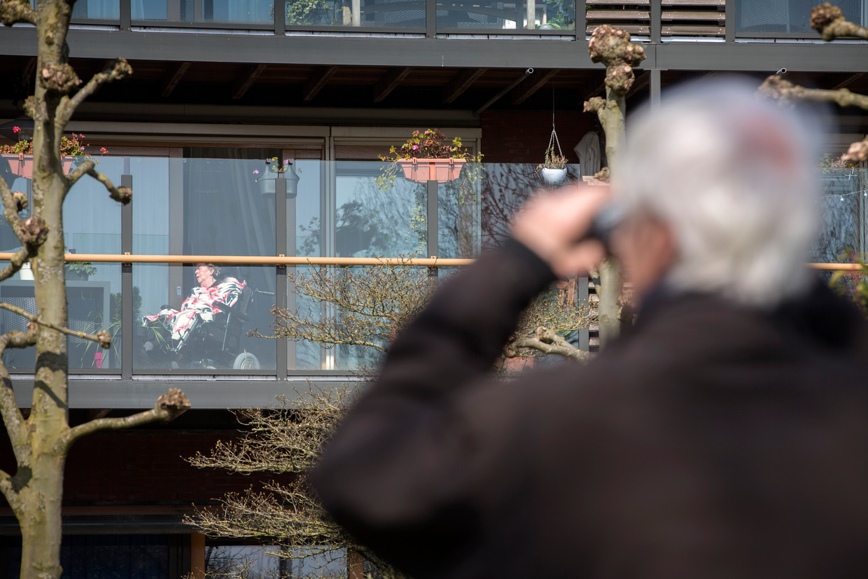 Oud-huisarts Koning (83) besloot zich bij zijn demente vrouw te laten opnemen omdat hij haar niet meer mocht bezoeken. Beeld Werry Crone