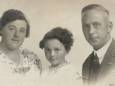 Het gezin van Henry Samuel in Breda tijdens de jaren 30. Links zijn echtgenote Sophie en in het midden dochter Adie.