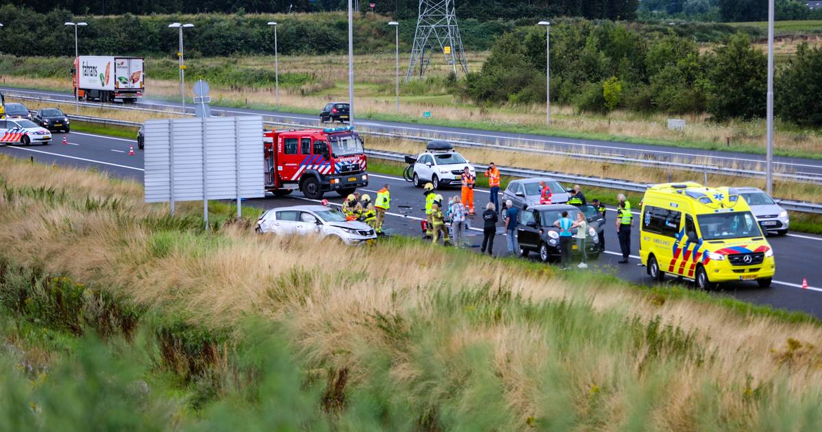 Meerdere gewonden bij ernstig ongeluk op A50 bij Apeldoorn-Noord, brandweer bevrijdt persoon uit auto.