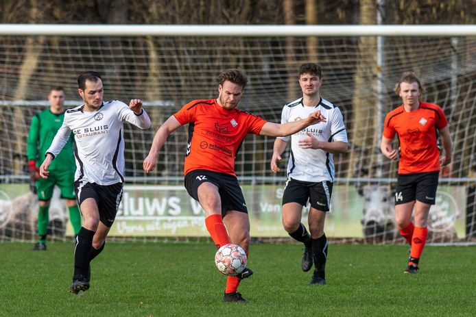 Middenvelder Menno Jansen van Eerbeekse Boys combineert een bestuursfunctie met het spelen in de hoofdmacht.