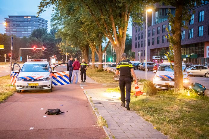 Ramkraak bij Coolblue aan het Europaplein. Rechts de scooter van verdachte H. die door de politieauto ernaast omver werd gereden.