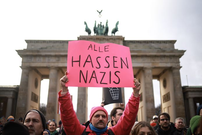 Een man houdt een bord op met de tekst ‘Allen haten Nazi's’ tijdens de demonstratie in Berlijn tegen de Duitse extreemrechtse partij AfD.