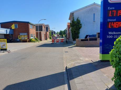In Hengelo staat al twee jaar een hek rondom een zinkgat, riolering zorgt voor gaten in wegdek