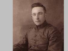 Eerbetoon aan gesneuvelde soldaat die tijdens oorlog omkwam bij Heumen 