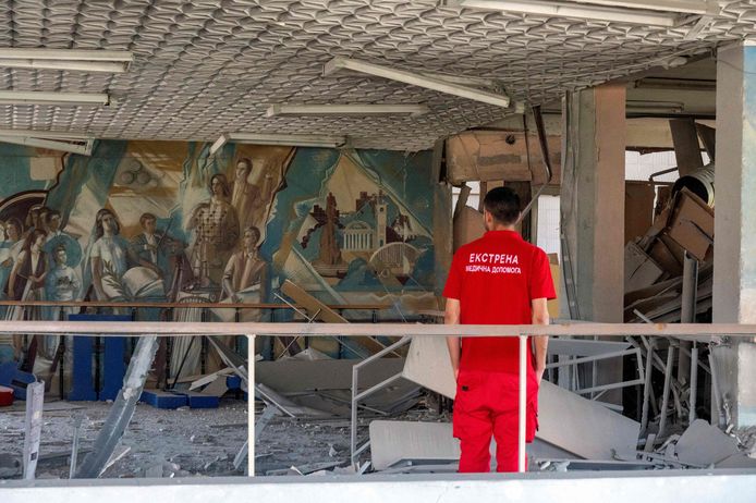 Hulpverleners doorzoeken een ingestort gebouw van de universiteit van Charkiv. (Beeld 6 juli 2022)