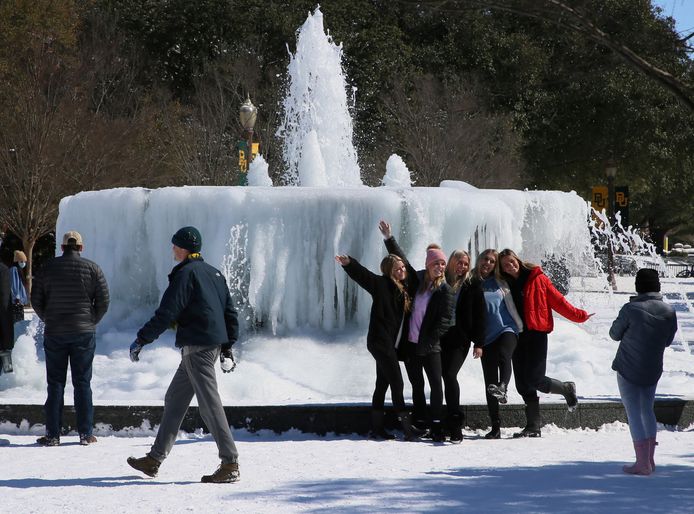 Studenten poseren voor een foto bij een bevroren fontein aan de universiteit van Baylor in Waco, Texas.