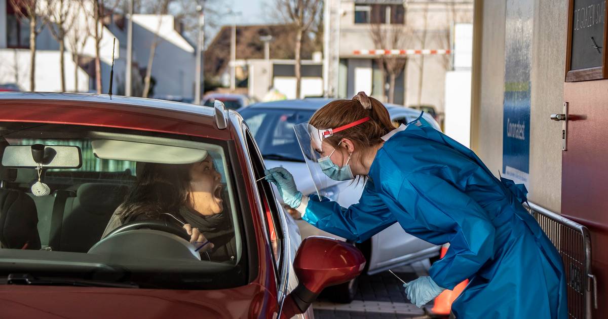 Met de auto door de coronateststraat in Naaldwijk, capaciteit is