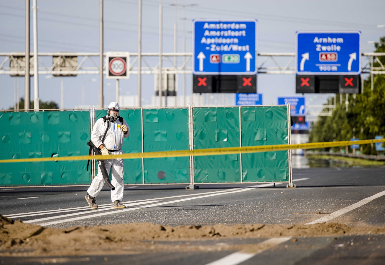 politie-zoekt-onverlaten-die-afval-dumpten-op-a7-afritten-tot