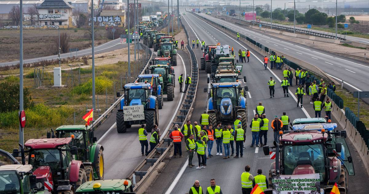 Migliaia di agricoltori spagnoli bloccano le strade con i trattori  al di fuori
