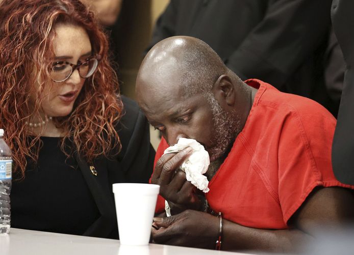 Sidney Holmes kan zijn tranen niet bedwingen na zijn vrijspraak in de rechtszaal in Fort Lauderdale.