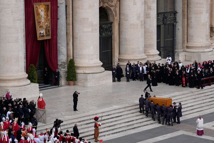 De kist met de emeritus paus wordt weggedragen.