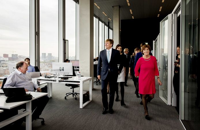 Koning Willem-Alexander krijgt een rondleiding vorig jaar tijdens de opening van het gebouw Rijnstraat 8.