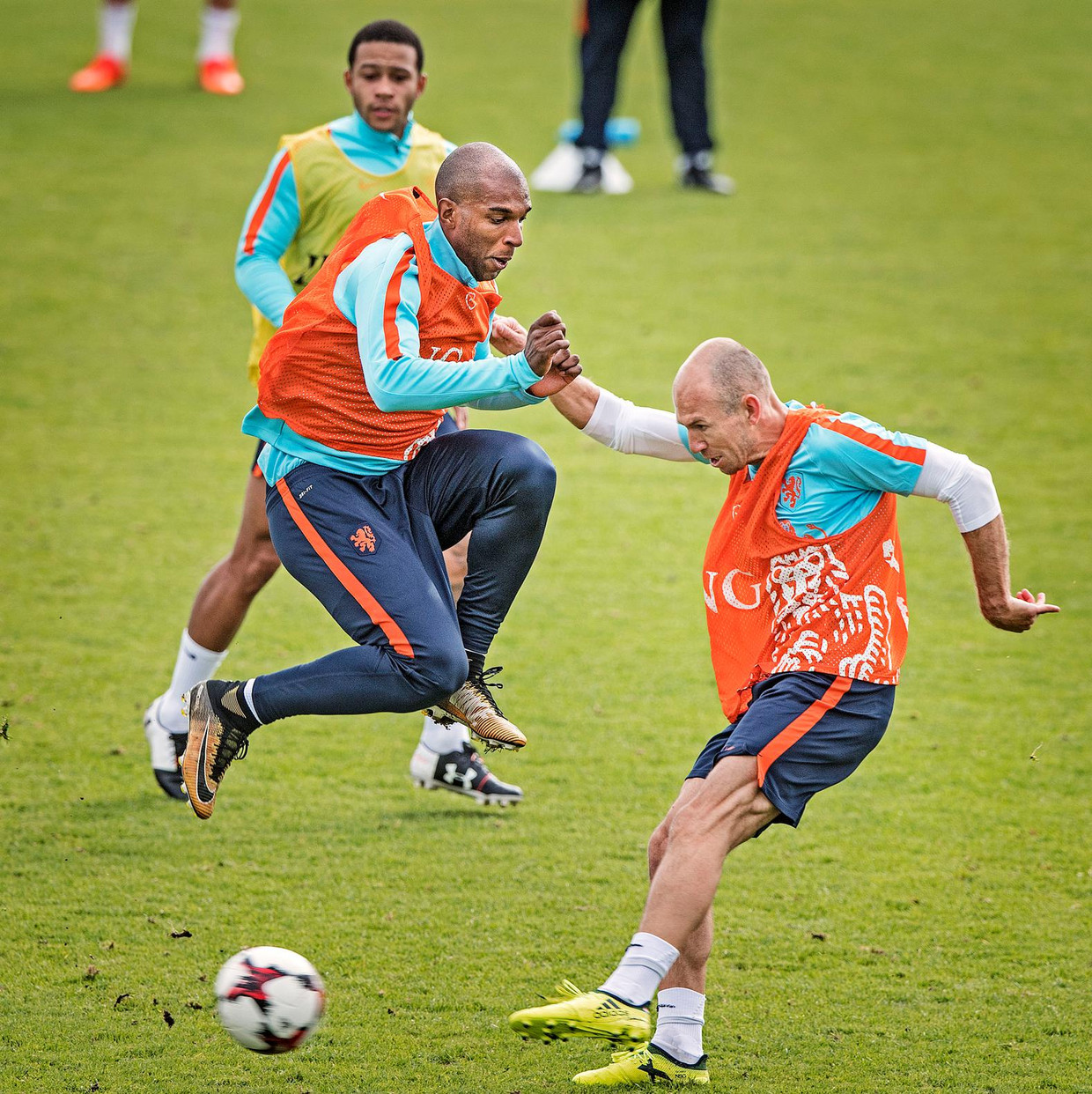 Ryan Babel ontwijkt een schot van Arjen Robben tijdens een training in Katwijk. Beeld Guus Dubbelman / de Volkskrant