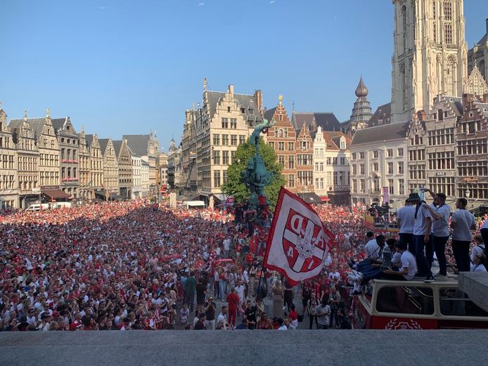 La Grote Markt d’Anvers noire de monde pour célébrer les joueurs de l ...