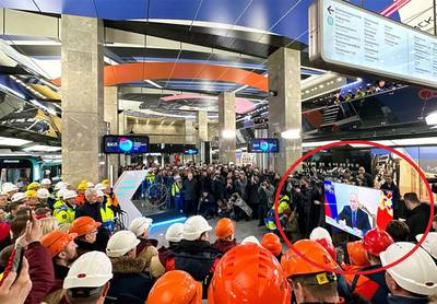 Opmerkelijk beeld: Poetin opent nieuwe metrolijn in Moskou via videolink