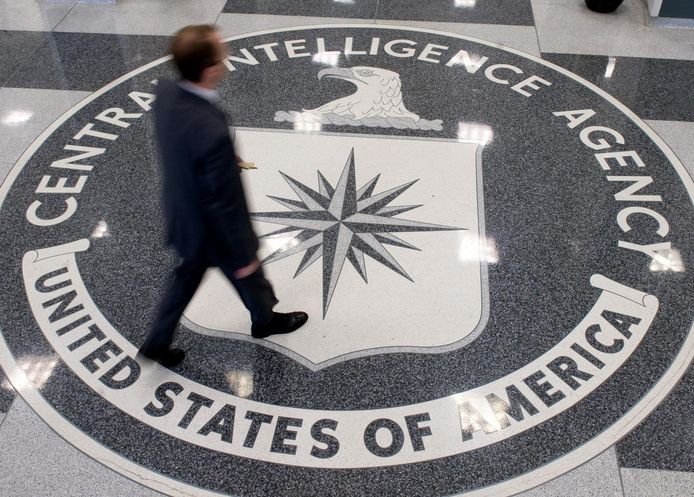 De lobby van het hoofdkwartier van de CIA in Langley, Virginia. De drie medewerkers die de spionagedienst de rug hebben toegekeerd, staan nu voor de rest van hun leven te boek als landverraders.