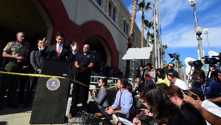 De FBI geeft een persconferentie voor het politiebureau in San Bernardino, enkele dagen na de schietpartij. Beeld afp