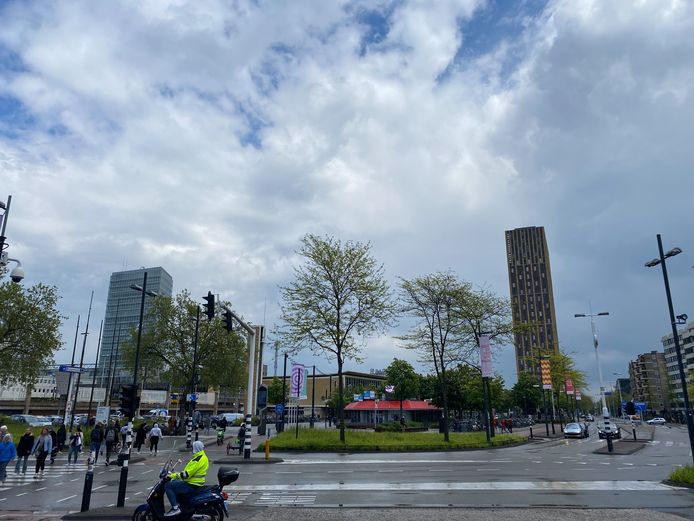 Het Stationsplein en de Stationsweg in Eindhoven. De meeste bomen op de foto moeten weg voor de bouw van District-E, de bouw van een fietsenkelder en de herinrichting van het plein.