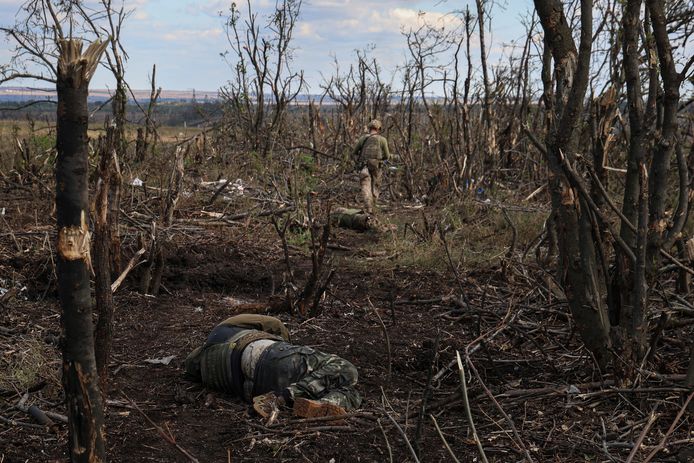 Un soldat ukrainien passe devant les corps de deux soldats russes morts au combat (Andriivka, région de Donetsk, 16 septembre)