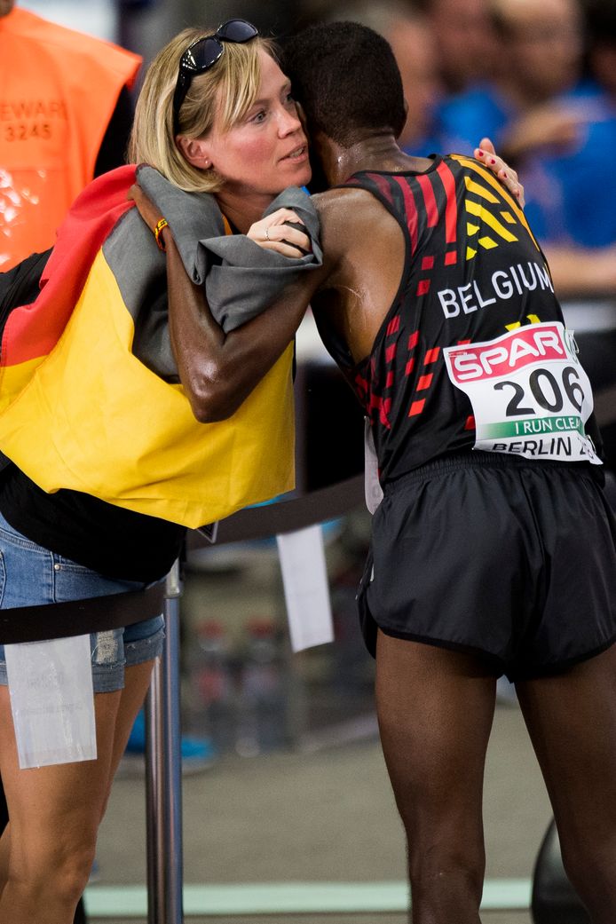 Stephanie Noel omhelst Bashir Abdi.