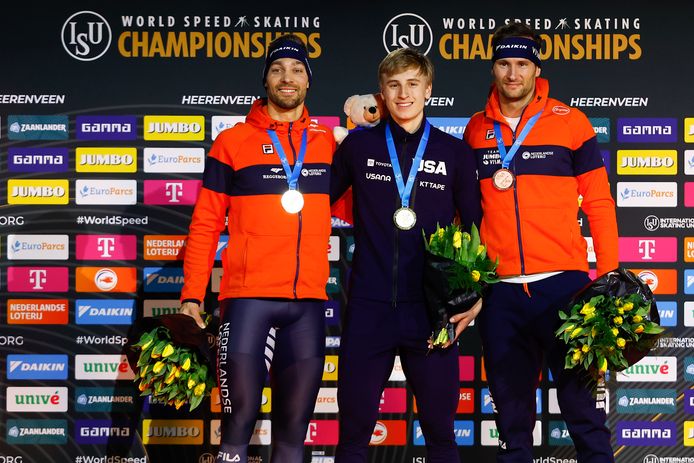 Kjeld Nuis (l), Jordan Stolz (m) en Thomas Krol.