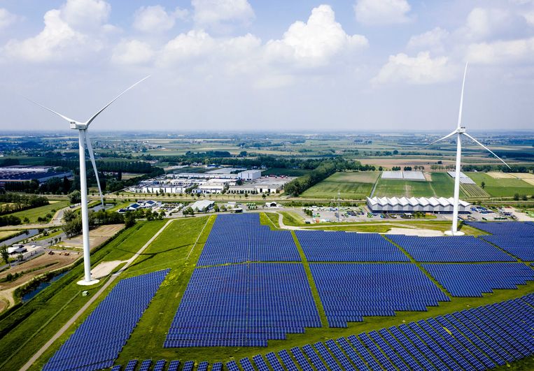 Dronefoto van zonnepark Avri langs de A15. Het park is met 34.000 zonnepanelen het grootste van Gelderland.  Beeld ANP