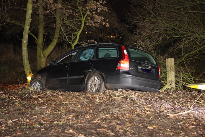 Politie rijdt auto klem in Helvoirt, heli zoekt drie vluchtende inzittenden