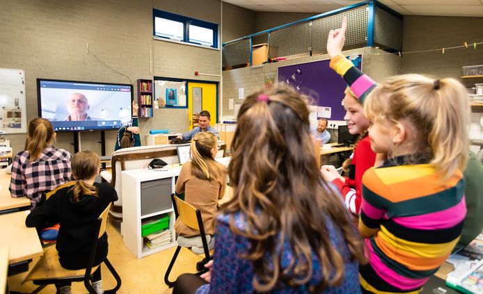 De leerlingen van groep 7-8 van De Vlinderboom in Loon op Zand videobellen met minister Grapperhaus na een les over seksuele weerbaarheid.