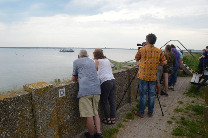 Omstanders bekijken de zoektocht naar de twee vermiste duikers.