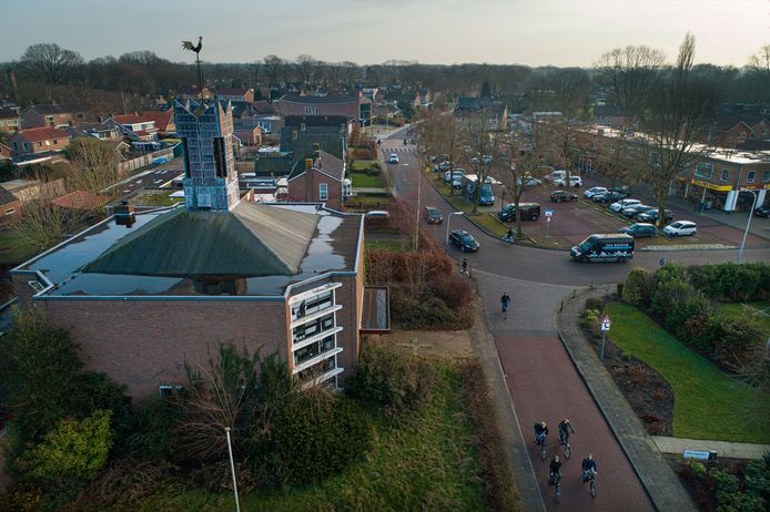 De kerk staat op de hoek van de Campherbeeklaan/Acacialaan in de wijk Berkum.