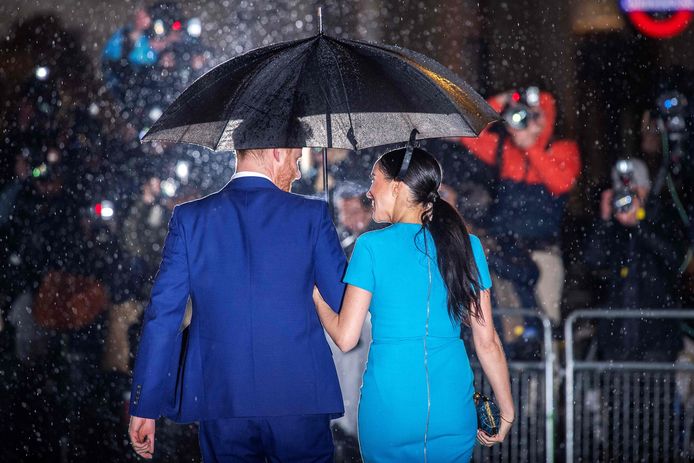 Stralend gelukkige Harry en Meghan trotseren regen tijdens laatste dagen in Londen