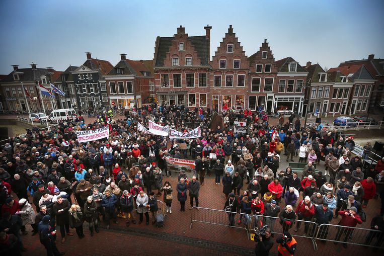 Honderden mensen demonstreerden in 2014 tegen de sluiting van ziekenhuis De Sionsberg in Dokkum. Het ziekenhuis moet dicht na het faillissement van Zorggroep Pasana, waaronder De Sionsberg valt.  Beeld ANP