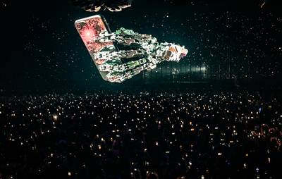 IN BEELD. Walvis, astronaut en gigantische smartphone zweven boven Tomorrowland-publiek bij Eric Prydz