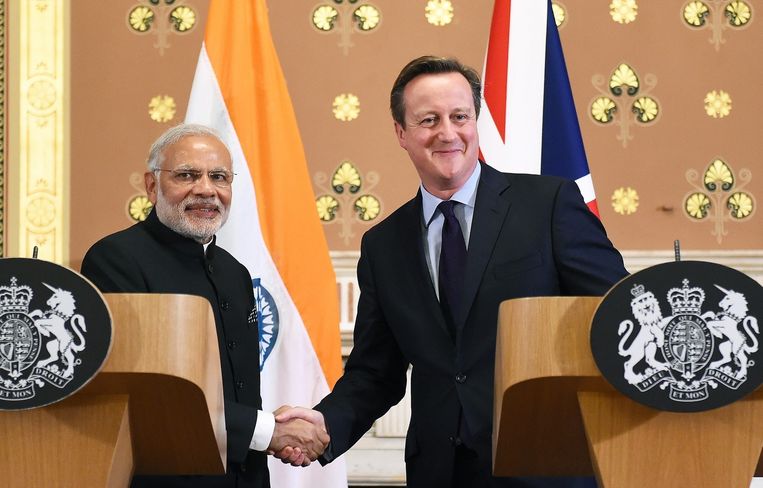 Narendra Modi en David Cameron schudden elkaar de hand. Beeld anp