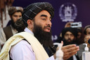 Zabihullah Mujahid, porte-parole des talibans, s'entretient avec des journalistes lors d'une conférence de presse à Kaboul, en Afghanistan, le 17 août 2021. Les nouveaux dirigeants talibans qui ont pris le pouvoir en Afghanistan ont déclaré qu'ils ne chercheraient pas à se venger de ceux qui les ont combattus et qu'ils protégeraient les droits des femmes afghanes dans le respect des règles de la charia.