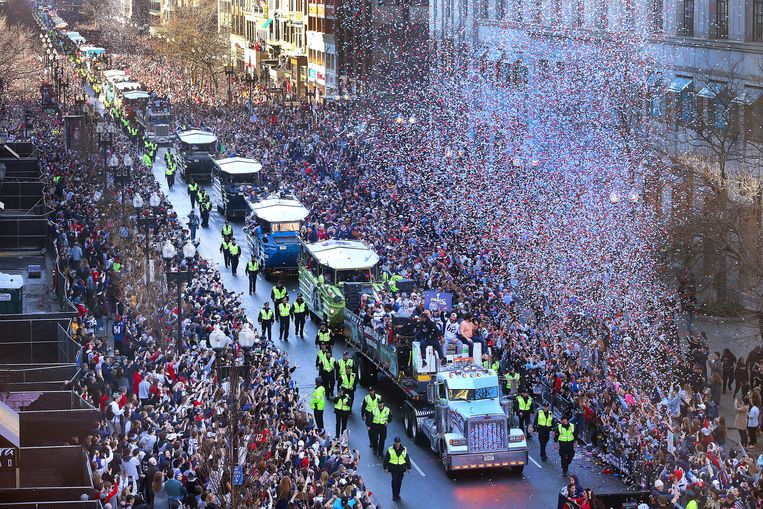 Het team van de New England Patriots wordt onthaald na het winnen van de Super Bowl, vorig jaar.  Beeld Getty 