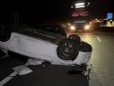 Auto op de kop: bestuurder gewond, ander gaat ervandoor