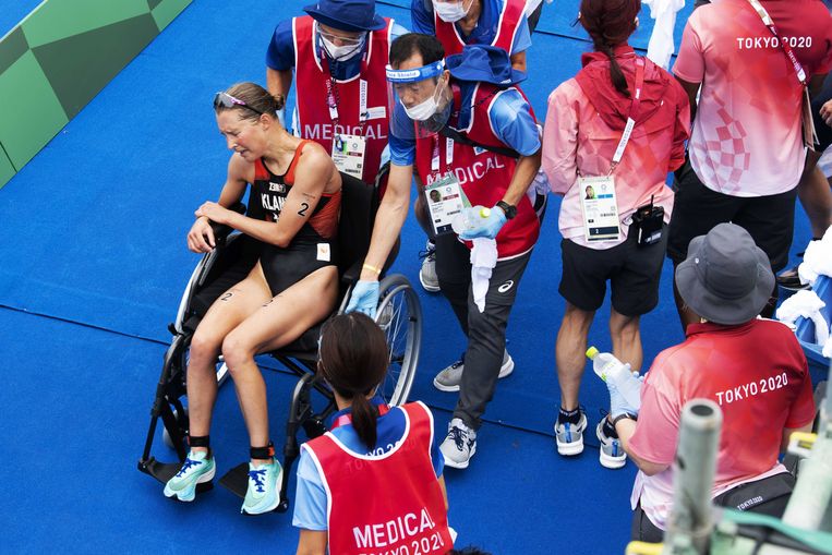 Rachel Klamer is volledig uitgeput na haar olympische triatlon. Beeld ANP