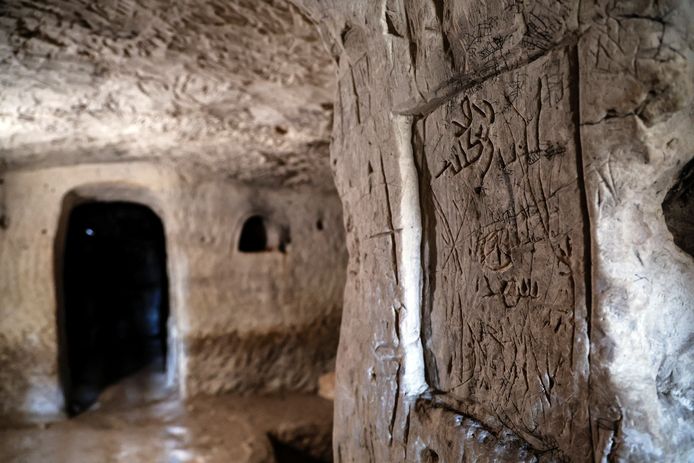Изображение надписей, оставленных паломниками в пещере.