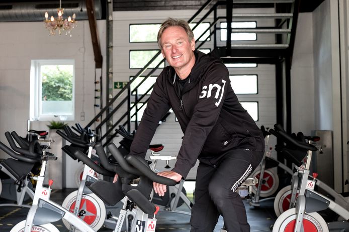 Peter van de Zande mag nu weer binnen lesgeven, maar wie niet gelijk durft, geeft hij persoonlijke aandacht buiten de sportschool.