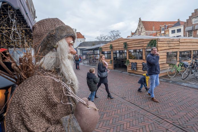 Eetcafé Marktzicht in Zierikzee heeft zowel pal voor de deur als op het terras flink uitgepakt met een winterse aankleding.