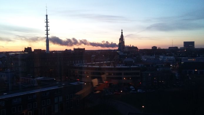 De brand is te zien vanuit Breda.