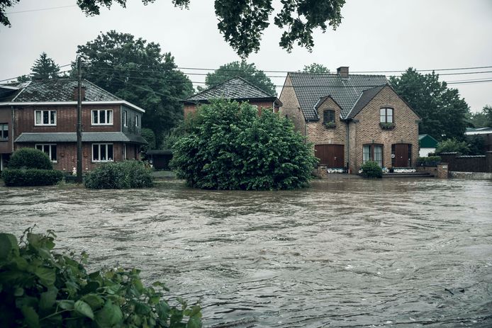 De straten staan volledig blank en water wegpompen heeft geen enkel nut.