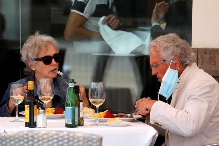 Op het terras in Ronda, Spanje. Het land is nu nog oranje volgens het Nederlandse reisadvies, maar de besmettingscijfers dalen gestaag. Beeld REUTERS